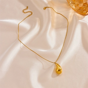 Collar minimalista dorado con colgante de gota y cadena de serpiente de acabado pulido