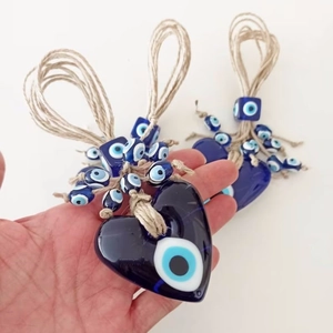 Ciondolo a cuore in vetro con malocchio turco e corda di iuta con perline blu decorative