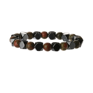 Détail du bracelet en perles d'hématite noire et rubis zoisite vert sur fond blanc neutre