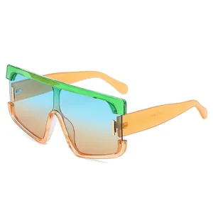 Occhiali da sole shield futuristici oversize con montatura bicolore e lenti sfumate