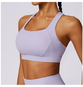 Dettaglio del completo yoga lavanda elasticizzato che mostra la vestibilità e le cuciture