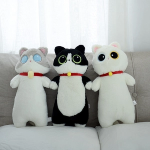 Trois longs coussins de chat en peluche avec colliers et grelots en gris, noir et blanc