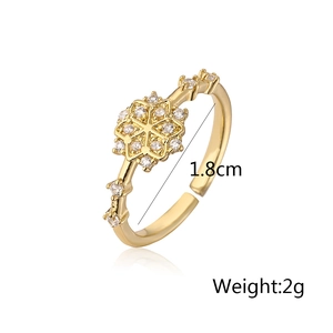 Macro shot of gold-plated flower ring with zircon inlay and detailed size measurements