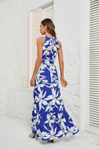 Détail du nœud noué au dos de la robe longue dos nu à fleurs bleues et blanches