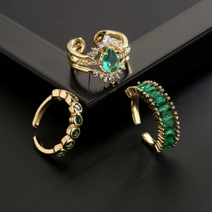 Three-piece stackable 18K gold-plated rings with emerald green zircon gemstones