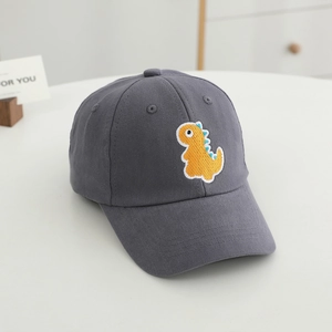 Détail de la broderie dinosaure jaune sur une casquette en coton gris pour enfants