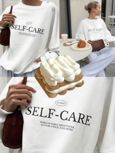 Λευκή μπλούζα με λαιμόκοψη, εκτύπωση Self-Care και χαλαρή εφαρμογή για φθινοπωρινή μόδα