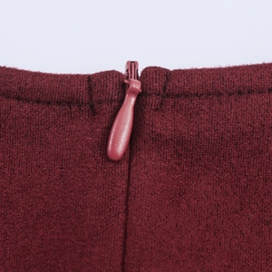 Mini-robe sans manches en tweed bordeaux avec fermeture éclair invisible au dos