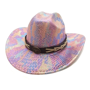 Détail du chapeau cowboy rose à motif python avec boucle tête de taureau