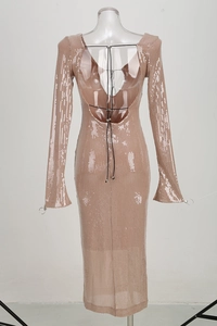 Detalle de vestido de lentejuelas de manga larga con espalda descubierta en V y cordón negro
