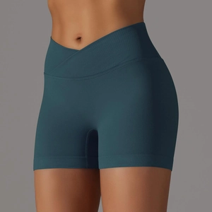 Dettaglio della vita a incrocio a V sui pantaloncini da yoga senza cuciture a vita alta