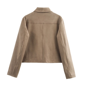 Vue arrière de la veste en daim marron montrant les coutures et le col montant