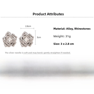 Détail de boucles d'oreilles rose en argent avec strass, taille 3x2,8 cm