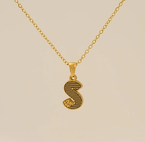 Vue détaillée du collier en or avec lettre S et gravure texturée sophistiquée