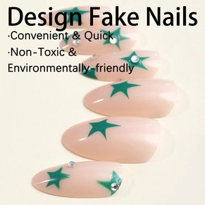 Faux ongles design avec motifs d'étoiles vertes et strass brillants sur base nude
