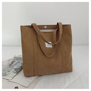 Detail der kaffeebraunen Cord-Tasche mit Magnetverschluss und weichem Innenfutter