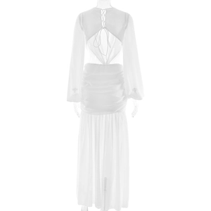 Detailansicht des rückenfreien Designs mit Schnürung und Raffung am weißen Maxikleid