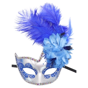 Dettaglio della maschera veneziana argento con piume blu, fiori e bordo di paillettes