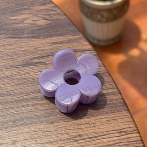Détail d'une pince à cheveux fleur violette de 5cm en acrylique sur bois naturel