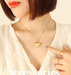 Détail du collier médaillon cœur plaqué or 18K avec motifs gravés vintage
