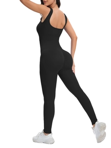 Gros plan d'une combinaison de sport noire sans couture montrant la coupe et la texture