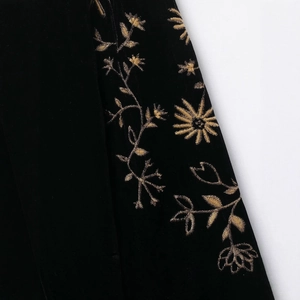 Damenjacke aus schwarzem Samt mit Stehkragen und goldener Blumenstickerei im Detail