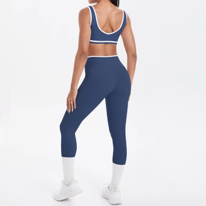 Rückansicht des navyblauen Yoga-Sets mit Leggings und Sport-BH mit Kontraststreifen