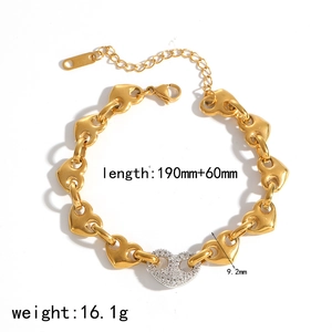 Vue détaillée du bracelet à maillons cœur plaqué or 18k avec dimensions et poids