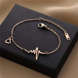 Nahaufnahme des roségoldenen EKG-Armbands mit Herzanhänger und K18-Gravur