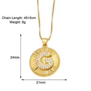Dettaglio del ciondolo lettera G dorato con trama a raggiera e dimensioni 24mm x 21mm
