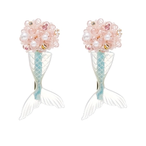 Orecchini a fiori con ciondolo a coda di sirena blu su sfondo bianco neutro