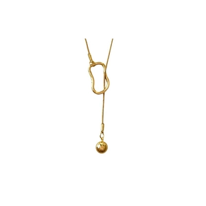 Long collier minimaliste en acier titane doré avec pendentif sphère sur fond blanc