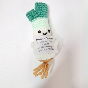 Muñeca de cebollino hecha a mano a ganchillo con tarjeta motivadora incluida
