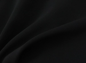 Gros plan détaillé du tissu élastique noir de qualité avec texture fine et drapé souple