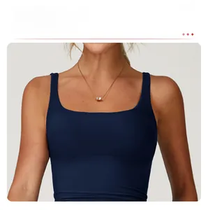 Détail du col carré sur le débardeur de yoga bleu marine en tissu élastique lisse