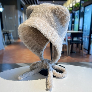 Grazioso cappello in maglia beige con orecchie da orso e paraorecchie per l'inverno