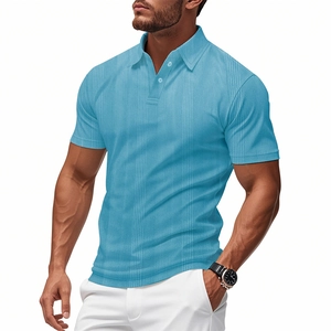 Gros plan sur le polo bleu clair pour hommes avec texture respirante à rayures verticales