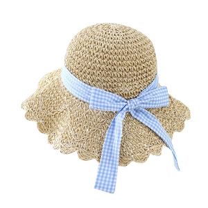 Chapeau de paille d'été avec bord ondulé et ruban à carreaux vichy bleu décoratif