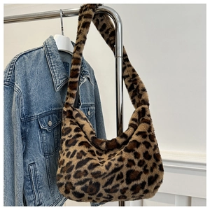 Gros plan d'un sac hobo en fausse fourrure léopard montrant la texture douce et spacieuse