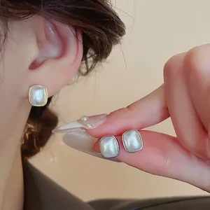Boucles d'oreilles carrées en perles françaises avec bord doré et nacre fine