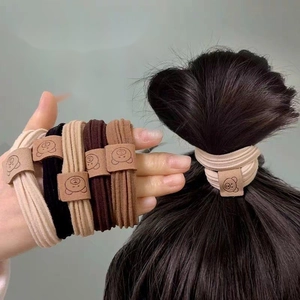 Elastische Haargummis mit Bären-Lederpatch in Beige, Schwarz und Brauntönen