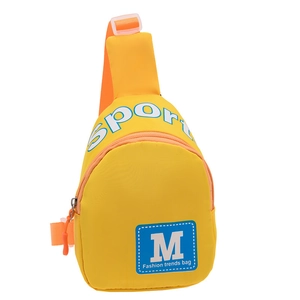 Détail du sac bandoulière en nylon jaune avec logo Sport et bandoulière réglable