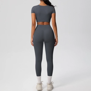 Vue arrière d'un ensemble de yoga gris foncé montrant la coupe et les coutures