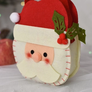 Détail du sac cadeau père Noël en feutrine avec coutures et texture douce