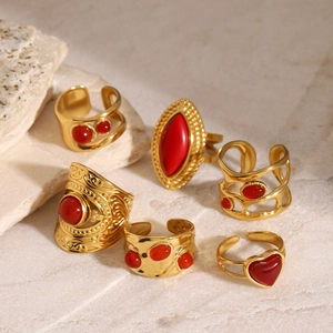 Set di anelli d'oro vintage con pietre di agata rossa e motivi incisi bohémien