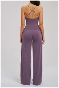 Détail du haut de yoga dos croisé et pantalon large taille haute violet fumé