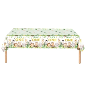 Gros plan d'une nappe en plastique Wild One avec animaux de la jungle et motifs végétaux