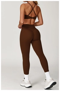 Dettaglio dei leggings da yoga marrone scuro a vita alta con cucitura a V e effetto push-up