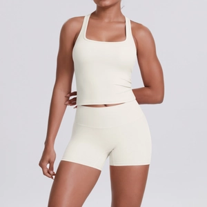 Détail du soutien-gorge de sport dos nageur crème et short taille haute de fitness