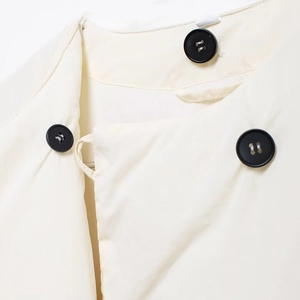 Minimalistische cremefarbene Pufferjacke mit Schalkragen und schwarzen Knöpfen